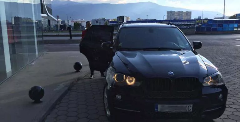 Предлагаме безвъзмездно ползване на  джип БМВ Х5 за абитуриенти в неравностойно положение