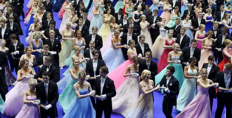 Как тийнейджърите по света празнуват завършването на гимназията?