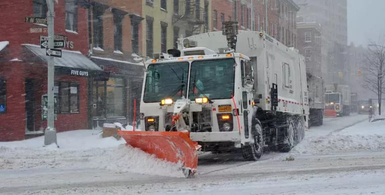 Снегопочистване и обезопасяване на пътищата със сол и луга
